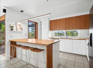 Η κουζίνα ή μικρή κουζίνα στο Twin Waters 3 Bedroom Lake View Villa +6 φωτογραφίες