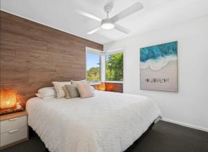 Ένα ή περισσότερα κρεβάτια σε δωμάτιο στο Twin Waters 3 Bedroom Lake View Villa