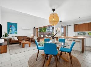 Χώρος καθιστικού στο Twin Waters 3 Bedroom Lake View Villa