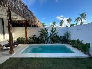 einen Pool im Hof einer Villa in der Unterkunft Hoshi Villas in General Luna