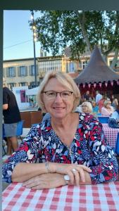 una mujer sentada a una mesa en una mesa de picnic en Mer et campagne, en Quend 5 fotos más