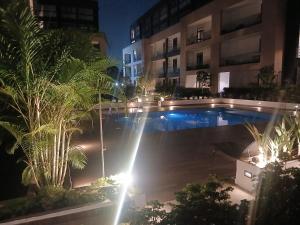 Blick auf einen Swimmingpool bei Nacht in der Unterkunft Embassy Gardens- Frank Homes in Accra