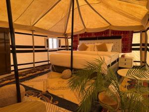 Ένα ή περισσότερα κρεβάτια σε δωμάτιο στο Sand Oasis camp
