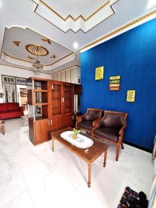 a living room with a couch and a table at Grities 7 Home Jogja in Yogyakarta