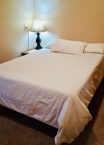 Giường trong phòng chung tại Charming Home with Stunning Pikes Peak Views