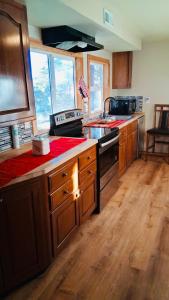 Nhà bếp/bếp nhỏ tại Charming Home with Stunning Pikes Peak Views