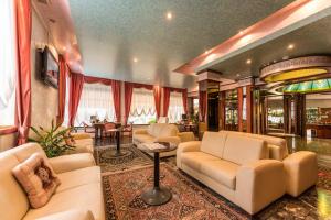 a living room with couches and a table at Park Hotel Perù ***S in Lido di Jesolo