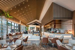 een restaurant met tafels en stoelen en een bar bij InterContinental Maotai Town in Renhuai