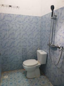 Koupelna v ubytování Batukaras beach hill + 12 fotografií