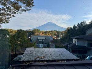 Una montaña a lo lejos con vistas a una ciudad. en Ondolphin, en Narusawa