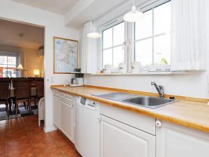 Kuchyň nebo kuchyňský kout v ubytování Luxury Retreat in Blavand - By Traum Ferienwohnungen