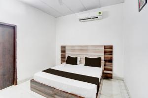 Giường trong phòng chung tại Hotel O Chaudhary Guest House