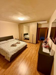 a large bedroom with a bed and a mirror at Casa di Patti in Meleto