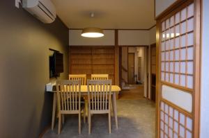 Μια τηλεόραση ή/και κέντρο ψυχαγωγίας στο Kyoto Stay near Arashiyama & Local Neighborhood & Easy Access