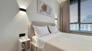 Ένα ή περισσότερα κρεβάτια σε δωμάτιο στο Khan Shatyr Luxe Apartaments - Breakfast included