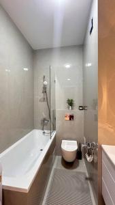 Ένα μπάνιο στο Khan Shatyr Luxe Apartaments - Breakfast included +14 φωτογραφίες