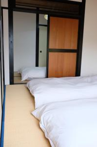 Ένα ή περισσότερα κρεβάτια σε δωμάτιο στο Kyoto Stay near Arashiyama & Local Neighborhood & Easy Access