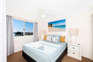 Una habitación blanca con una cama y una ventana en CBD Apartment with River Views Pool & Parking in Townsville, en Townsville
