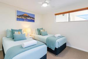 una habitación con dos camas y una ventana en CBD Apartment with River Views Pool & Parking in Townsville, en Townsville