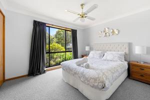 Ένα ή περισσότερα κρεβάτια σε δωμάτιο στο The Bay House - Waterfront with Fireplace