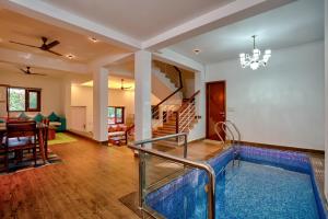 ein Haus mit einem Pool im Wohnzimmer in der Unterkunft LUXURY 3BHk VILLA WITH PRIVATE POOL NEAR CANDOLIM in Goa