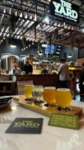 een tafel met twee glazen bier op een tafel bij Sunny Lakeview Lodge- Perfect for Family & Friends in Bonnells Bay