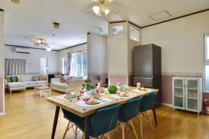 a kitchen and living room with a table and chairs at 海徒歩1分アメリカンビレッジまで7分周辺には飲食店多数の北谷エリアSunabeNest in Chatan