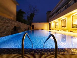 ein Swimmingpool in einem Hotel in der Nacht in der Unterkunft DL Resort Dhikuli Jim Corbett in Garjia