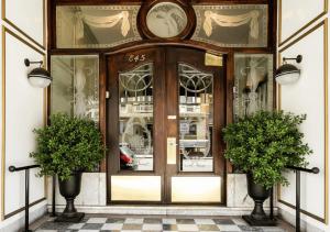 Una puerta a una tienda con dos plantas al frente. en White Swan Inn, en San Francisco