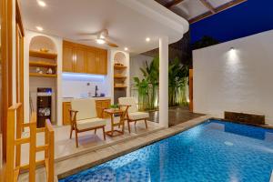 Bazén v ubytování Honeymoon 1BR Villa Gardenia LaLuxe C9 Sanur nebo v jeho okolí