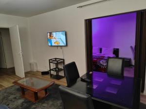 TV a/nebo společenská místnost v ubytování Claude 26