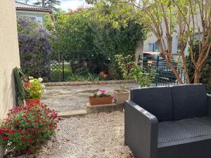 a garden with flowers and plants in a yard at Gîte cosy avec jardin in Nyons