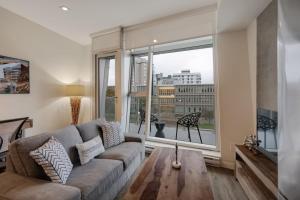 un soggiorno con un divano e una grande finestra di Corporate Stays The Wedge Studio a Victoria