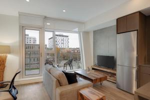 un soggiorno con un divano e una TV di Corporate Stays The Wedge Studio a Victoria