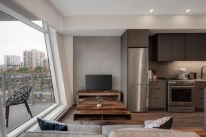 una cucina con soggiorno e ampia finestra di Corporate Stays The Wedge Studio a Victoria