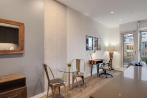 un soggiorno con tavolo e sedie di Corporate Stays The Wedge Studio a Victoria Altre 9 foto