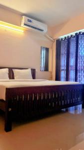 Postel nebo postele na pokoji v ubytování Classic Cochin Airport Hotel