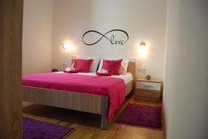 Tempat tidur dalam kamar di Apartment Divina