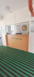 un box de bureau avec un comptoir d'accueil et un tapis dans l'établissement Rajdhani Hospitality, à Kazhakuttam