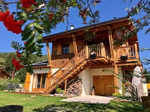 Casa de madera con balcón y escalera en Charmant Chalet Hiona, en Bolquere Pyrenees 2000