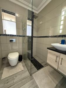 Phòng tắm tại The Ocean Nook - Modern Beach Condo