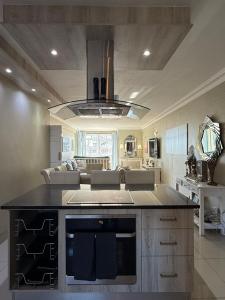 Nhà bếp/bếp nhỏ tại The Ocean Nook - Modern Beach Condo