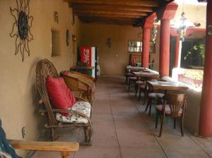 een restaurant met stoelen, tafels en stoelen bij El Pueblo Lodge in Taos