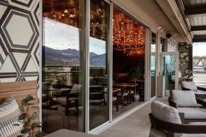 ein Restaurant mit Bergblick in der Unterkunft Hilton Garden Inn Colorado Springs Downtown, Co in Colorado Springs