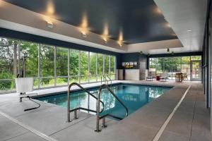 シンシナティにあるHome2 Suites By Hilton Cincinnati Eastgateの階段付きのスイミングプール