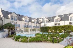 a row of apartment buildings with a courtyard at Appartement duplex vue mer in Audierne