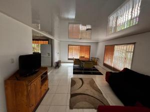 TV a/nebo společenská místnost v ubytování Finca Mongui