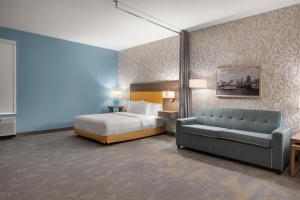 シンシナティにあるHome2 Suites By Hilton Cincinnati Eastgateのベッドとソファのあるホテルの部屋 +32枚の写真