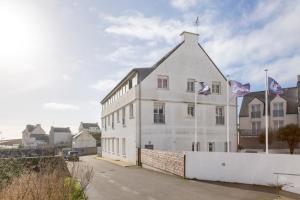 オーディエルヌにあるAppartement duplex vue merの白い建物