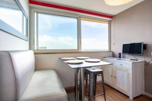 オーディエルヌにあるAppartement duplex vue merのテーブルと窓のある小さな部屋